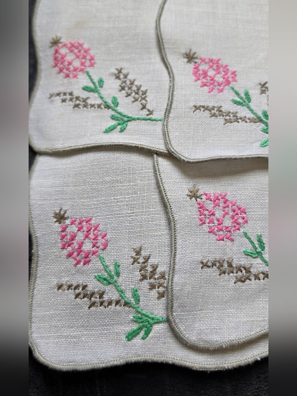 FOUR VINTAGE CROSS STITCHED AND SCALLOPED EDGE NAPKINS